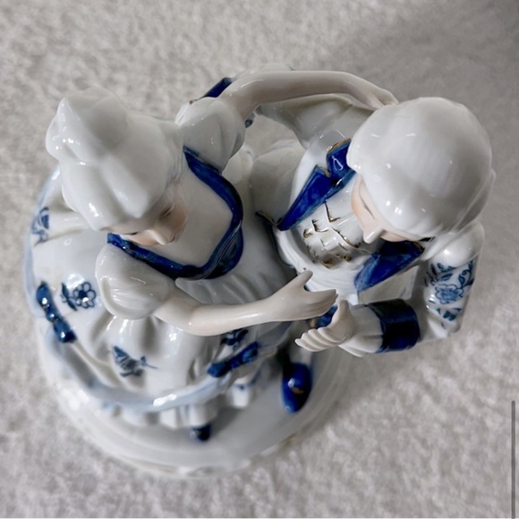 Vintage Porcelain French Colonial Couple Dancing Music Box - Picture 9 of 13